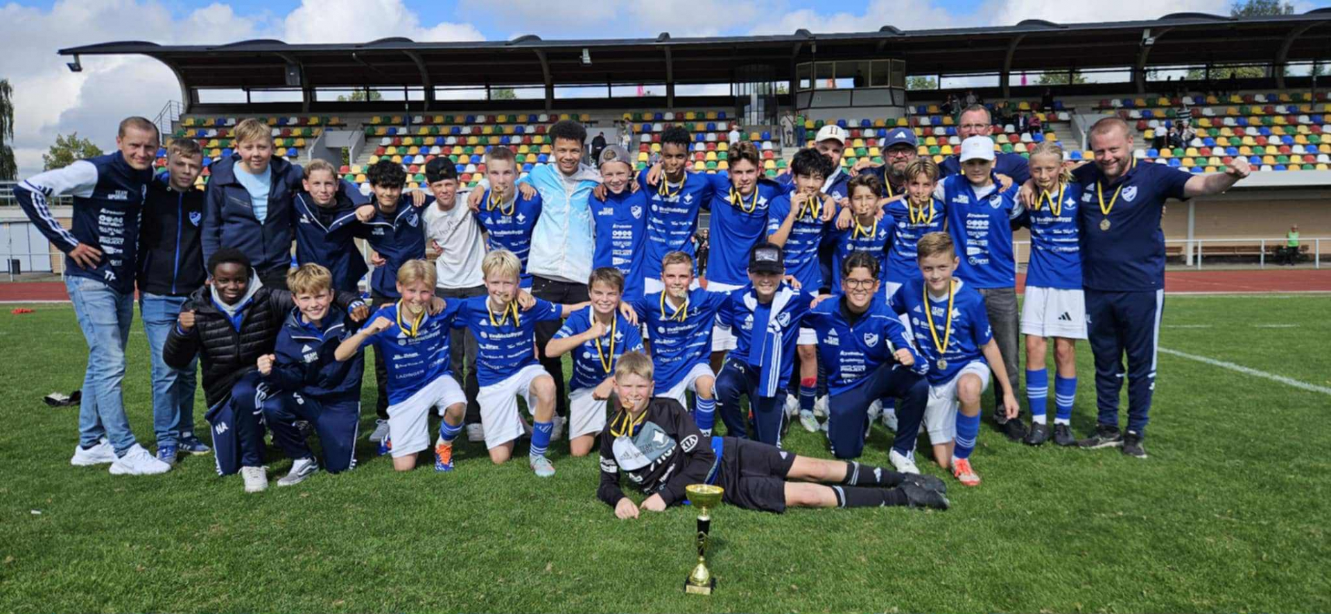 P13 DM guld 2025